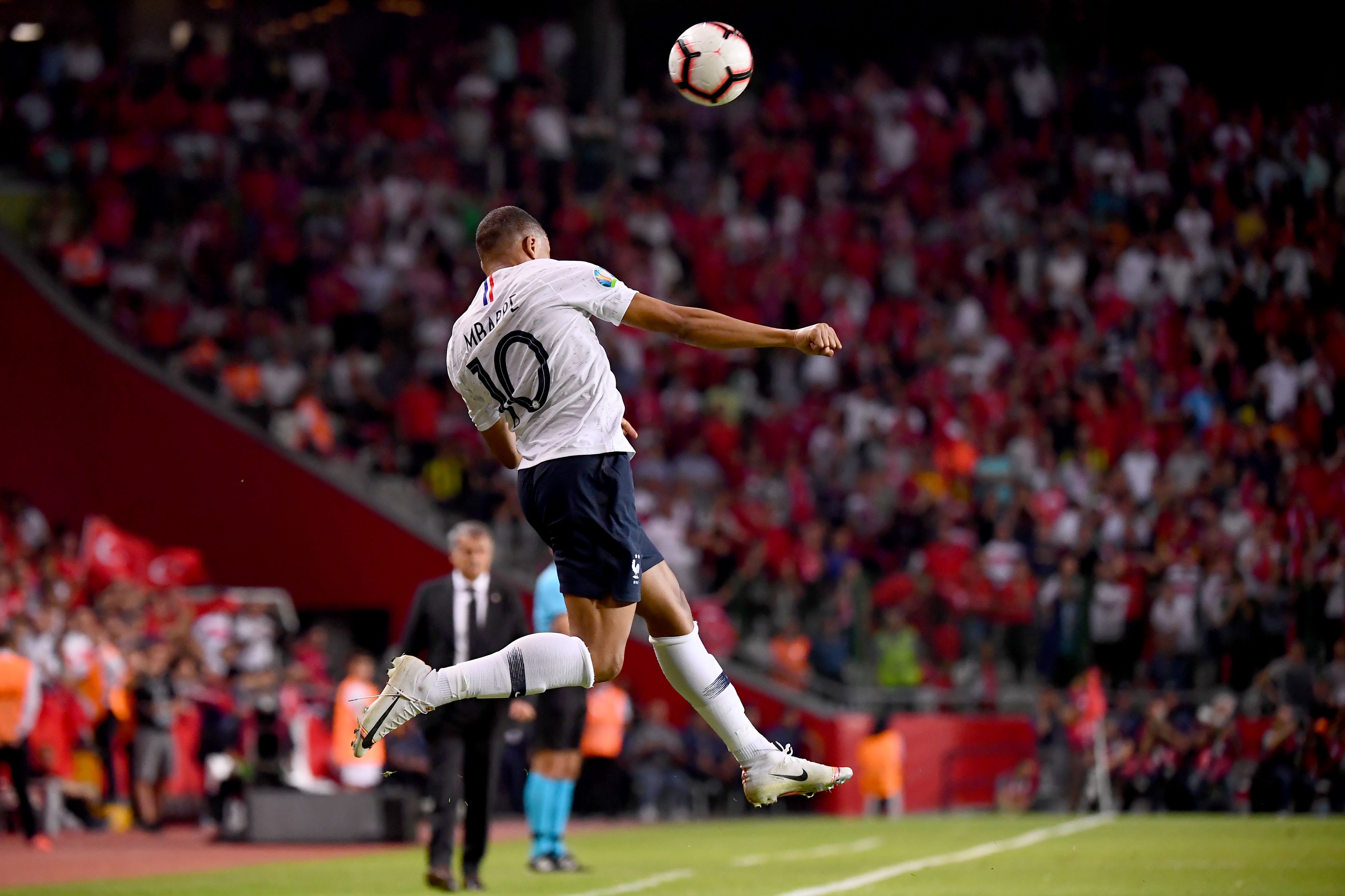 成都蓉城未雨绸缪的这个决定，已让两位王牌成功留队，引发热议